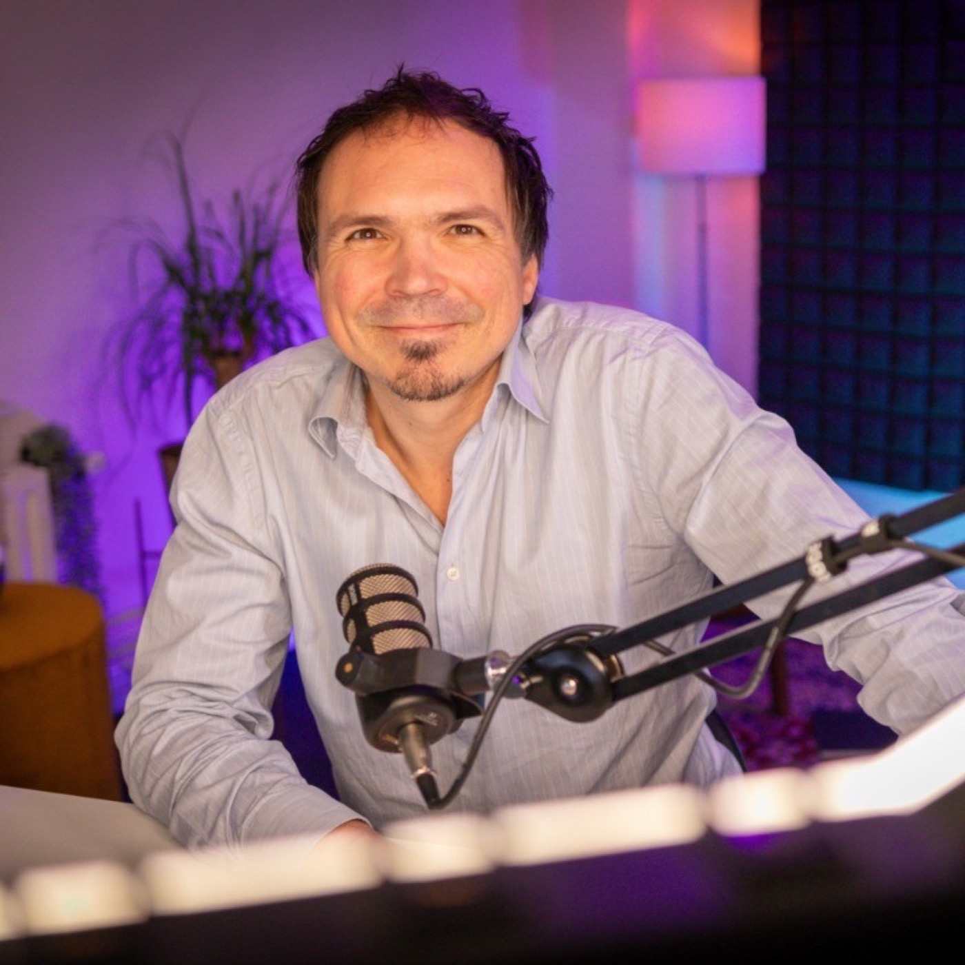 Robert van Geenhuizen lacht achter een microfoon in de studio