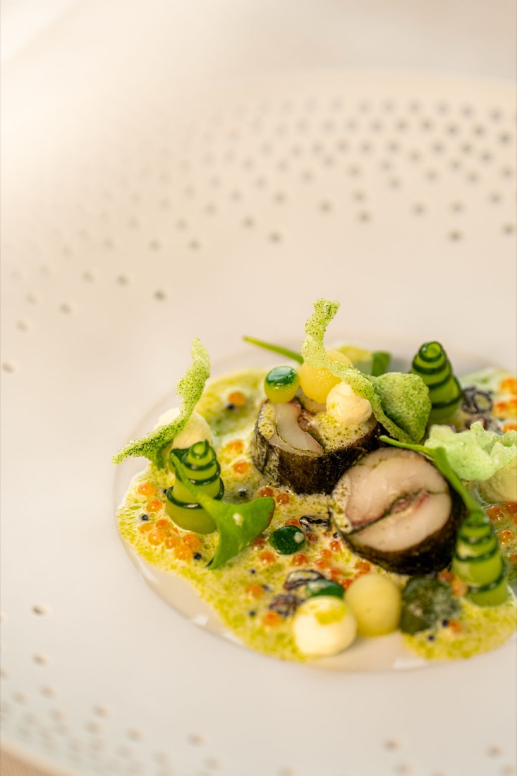 Makreel met groene groenten in een lichte saus