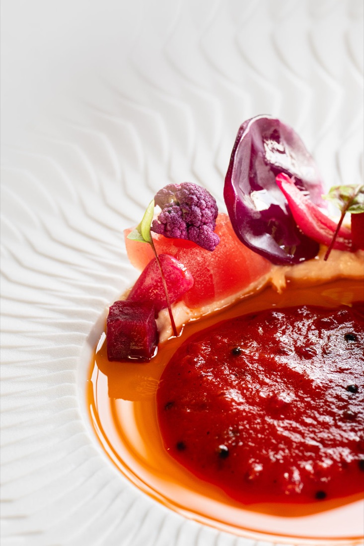Een gerecht met biet, bloemkool en een rode saus